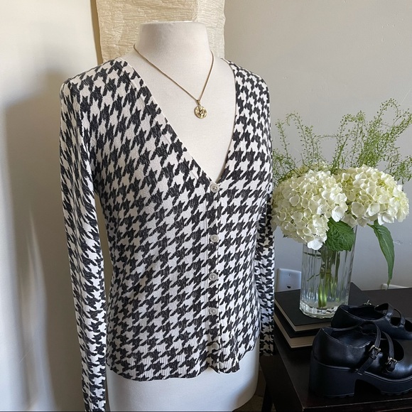 Houndstooth Tight Cardigan - Picture 2 of 13